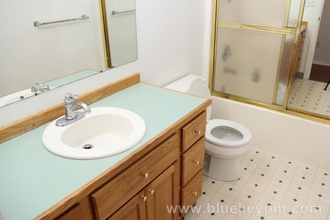 Building Photo - 3 Bed, 2 Bath Home with Large Covered Deck...