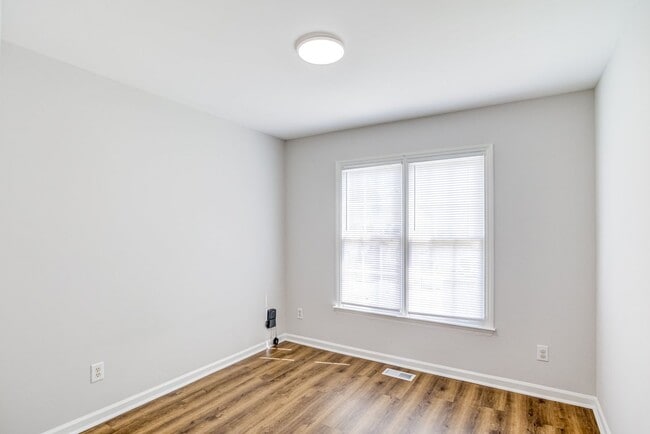 Building Photo - Charming 3 Bedroom Home