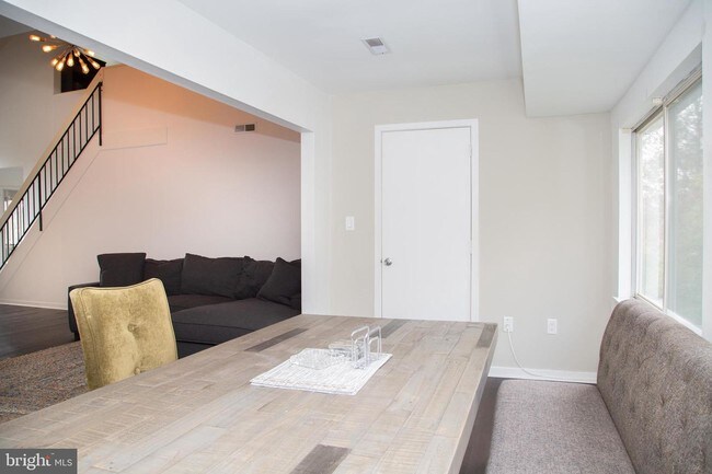 Building Photo - 828 Chanticleer