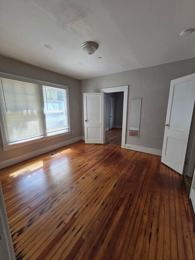 Building Photo - 3 Bedroom Home In Heart of East Ridge