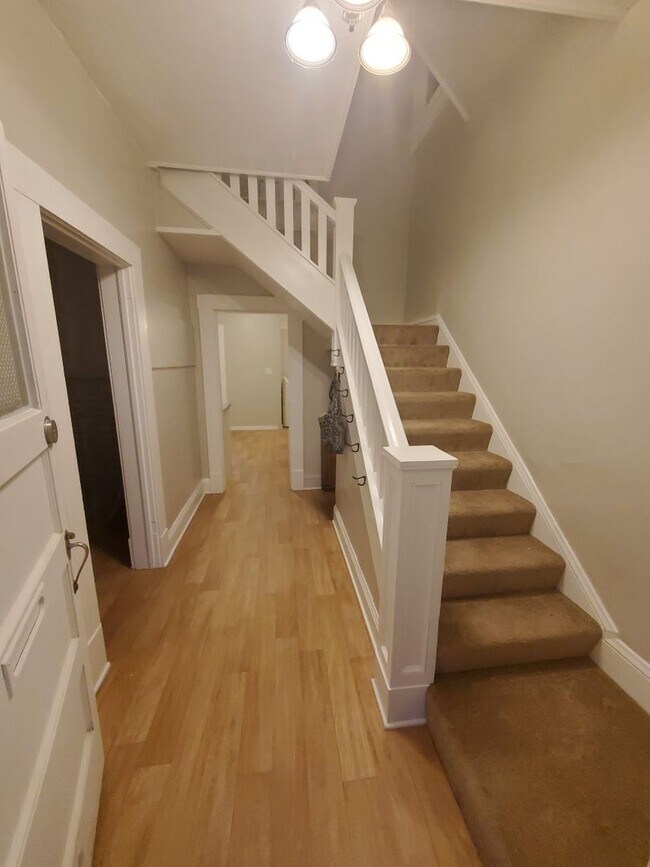 Building Photo - ** Charming 2 Story *Newly Renovated***