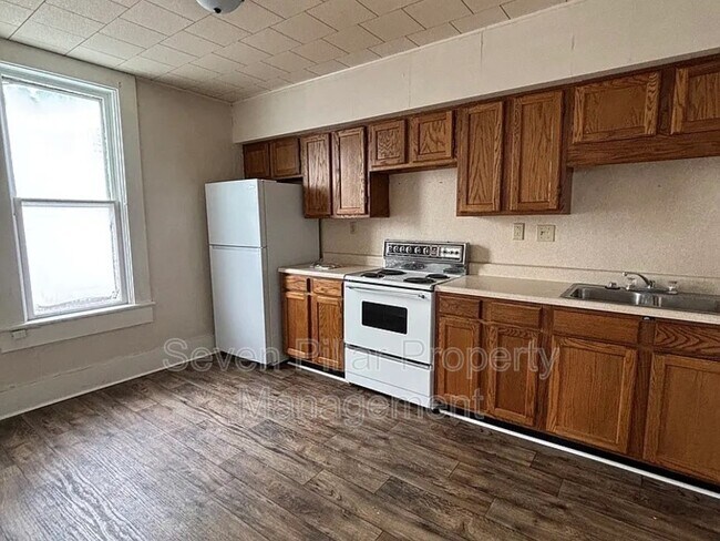 Building Photo - 428 E Main St