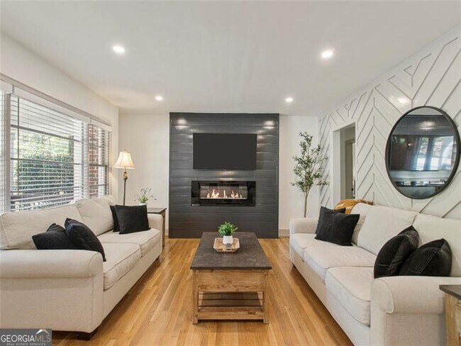 Building Photo - 1572 Berkeley Ln NE