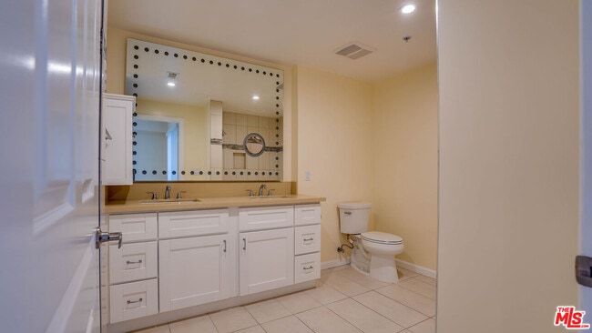 Building Photo - 155 S Oxford Ave