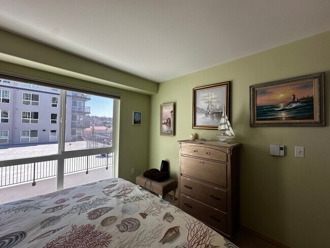 Building Photo - Fully Furnished Downtown Everett Condo wit...