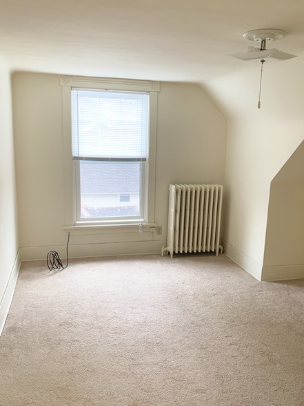 Building Photo - 423 Gotham St