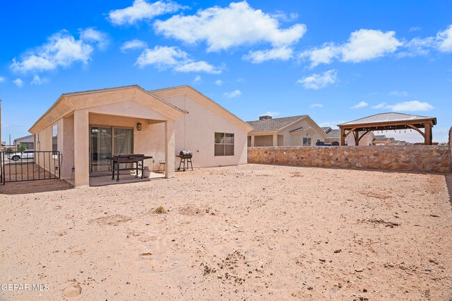 Building Photo - 15220 Apex Ct