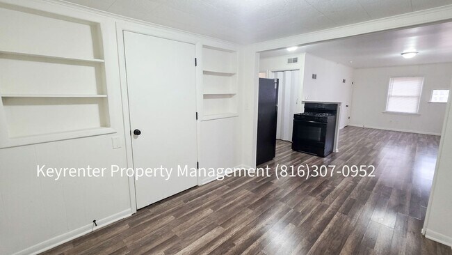 Building Photo - 1512 W College St