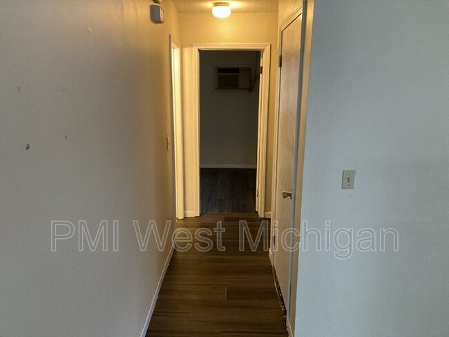 Building Photo - 6043 In the Pines Dr SE