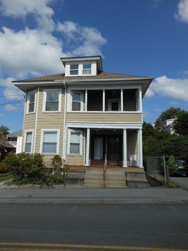 Building Photo - 677 Belmont St