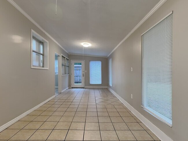 Building Photo - 6936 Clovis Rd