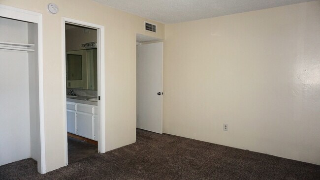 Building Photo - 2531 Olive St