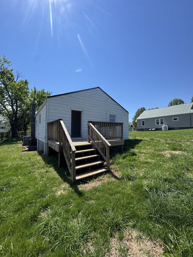 Building Photo - 105 Trail Dr