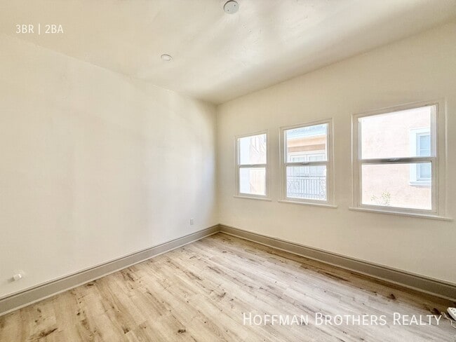 Building Photo - 321 S Reeves Dr