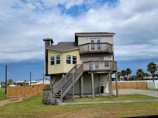 Building Photo - Fenced Jamaica Beach 3/2/1 Tri-level Home