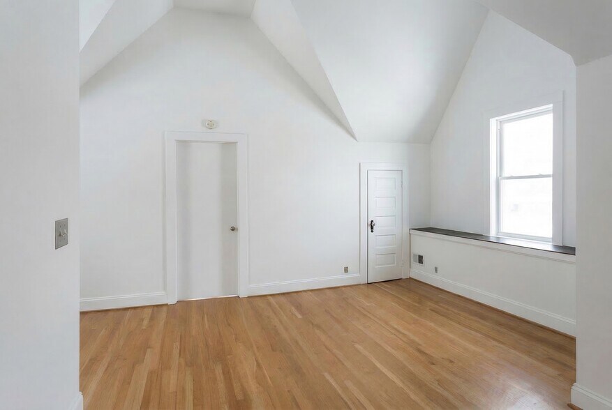 Building Photo - 707 E Brady St