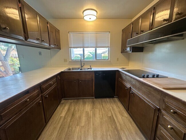 Building Photo - 4 Bedroom 2 Bathroom Home with Landscaped ...