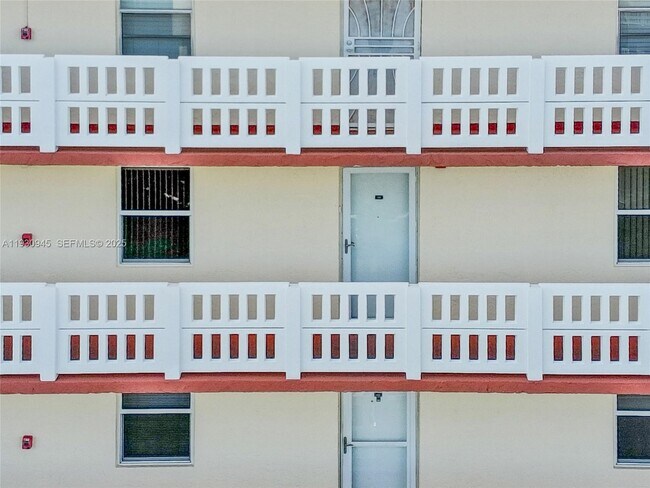 Building Photo - 321 SE 3rd St