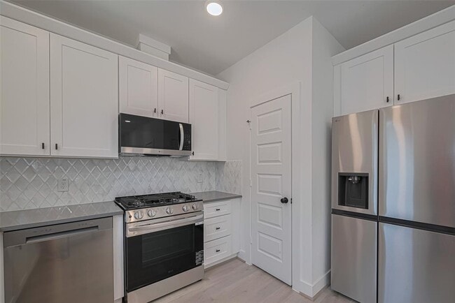 Building Photo - 1354 W 24th St