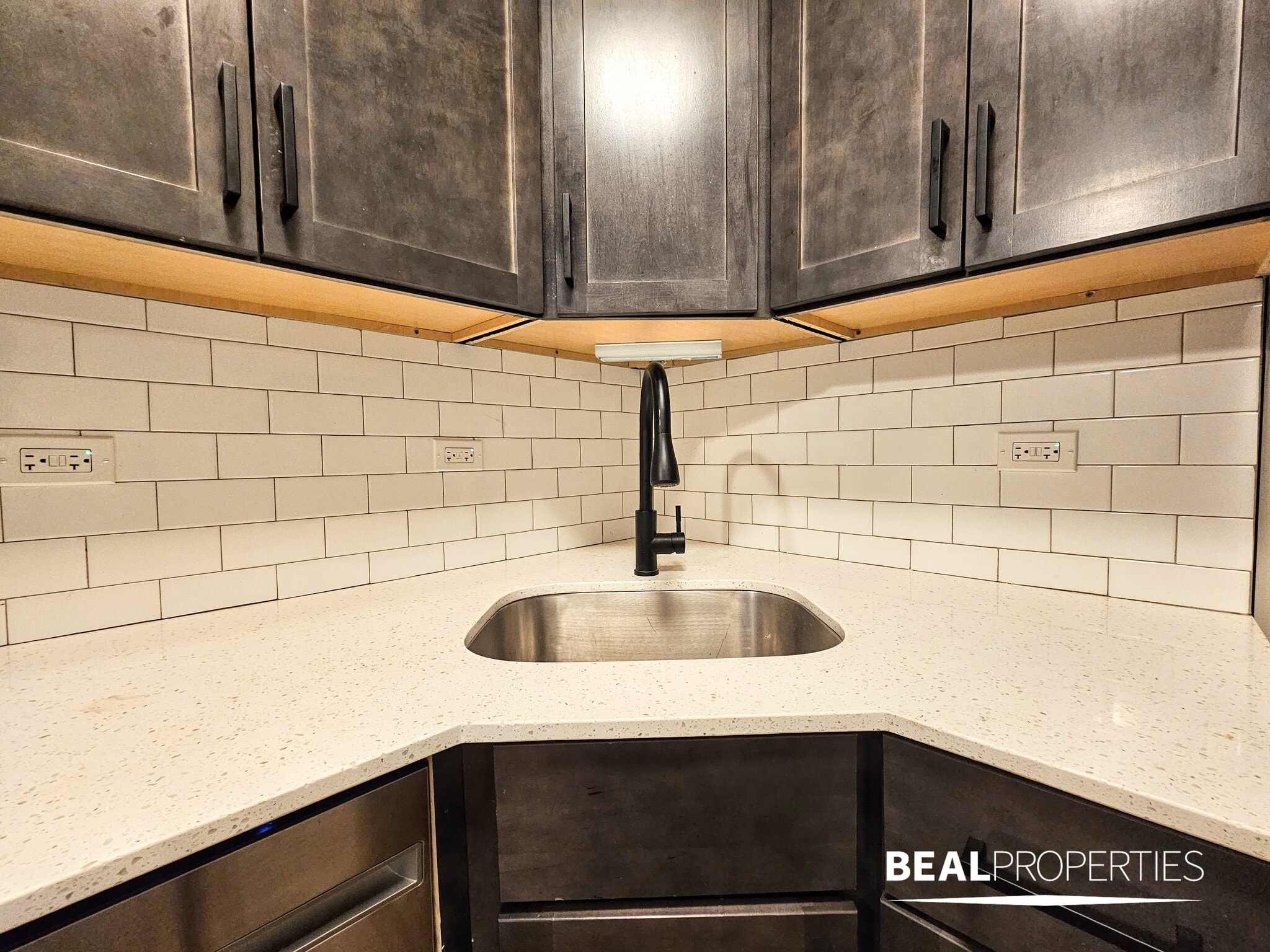 Building Photo - 524 W Oakdale Ave