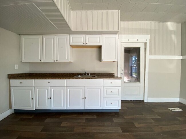 Building Photo - *MOVE IN SPECIAL"- Half off 3rd month's rent!! 2 bed 1 full bath and 1 half bath home for rent in...