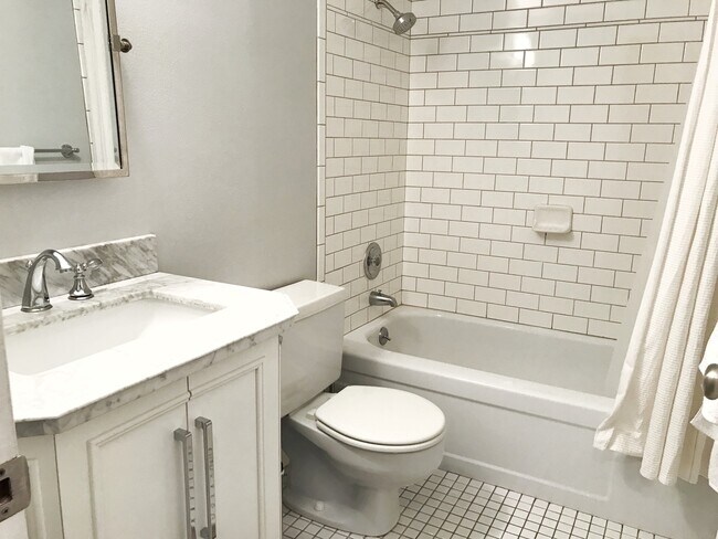 Building Photo - 2-bed, 2-bath Condo with Sweeping Views of City and Space Needle!