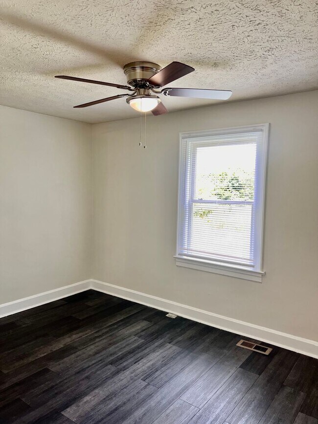 Building Photo - AVAILABLE AUGUST 14! 3 Bedroom Home Near Downtown Clarksville