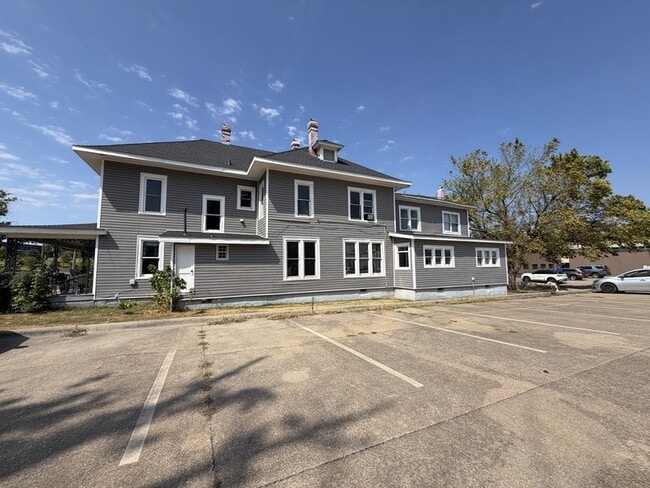 Building Photo - 401 E Twin Springs St