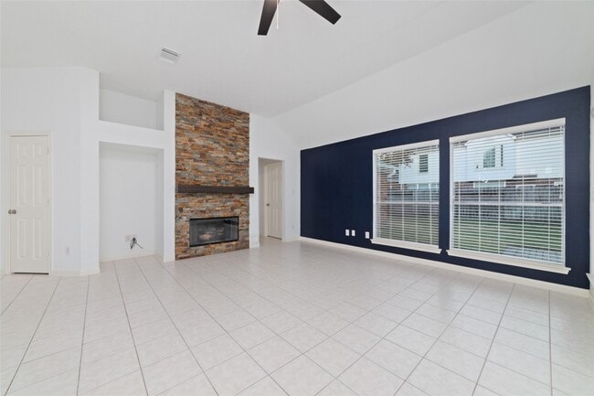 Building Photo - 3323 Shadowfern Dr