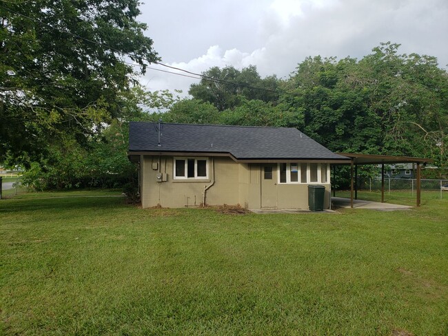 Building Photo - Updated 2 Bedroom Home With Fenced Yard