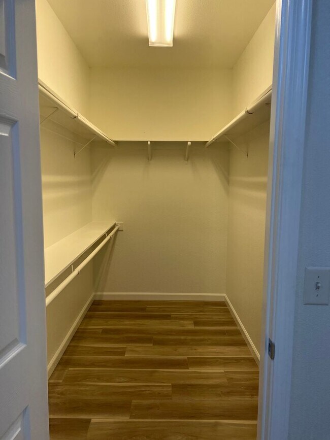 Building Photo - Beautiful Family Home