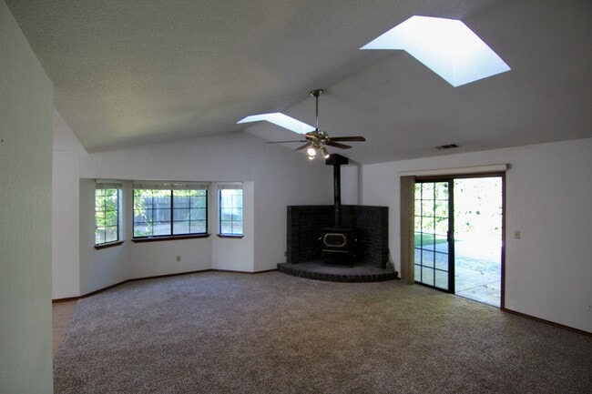 Building Photo - Spacious Home Between Redding and Anderson
