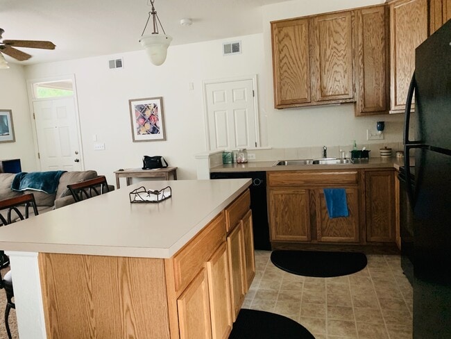 Building Photo - Beautiful 2 bed, 2 bath condo with 1 car garage and easy access to I-25