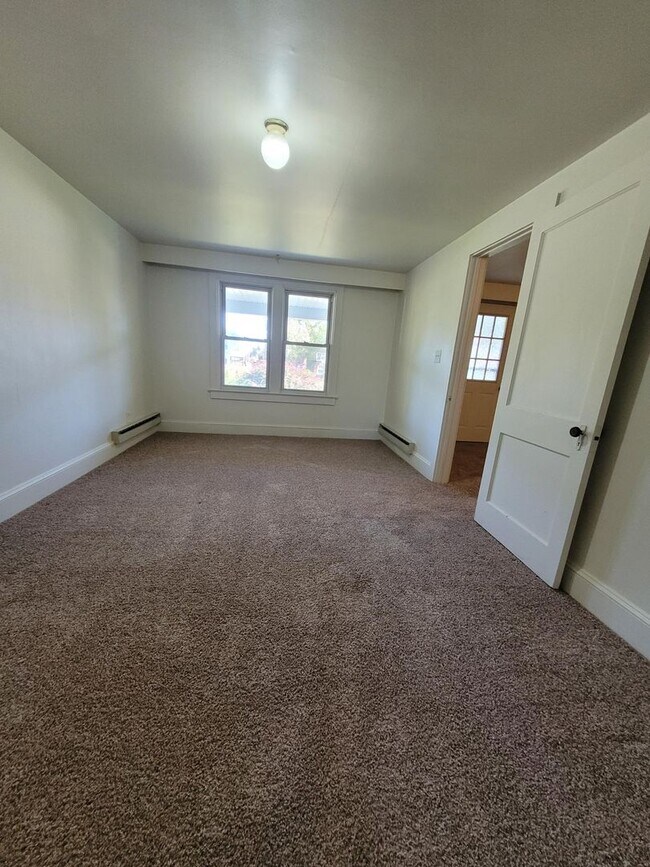 Building Photo - 104 N Custer Ave