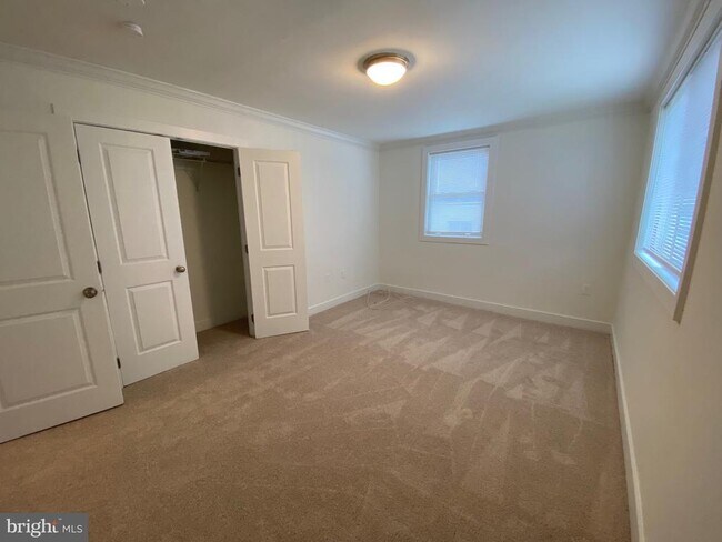 Building Photo - 2838 Hartford St SE