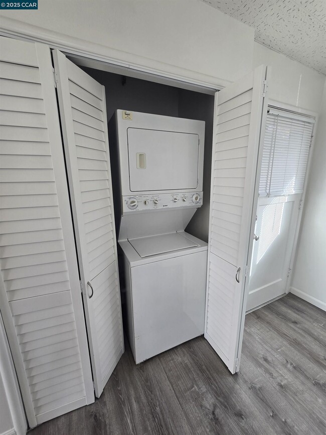 Building Photo - 517 Richardson St