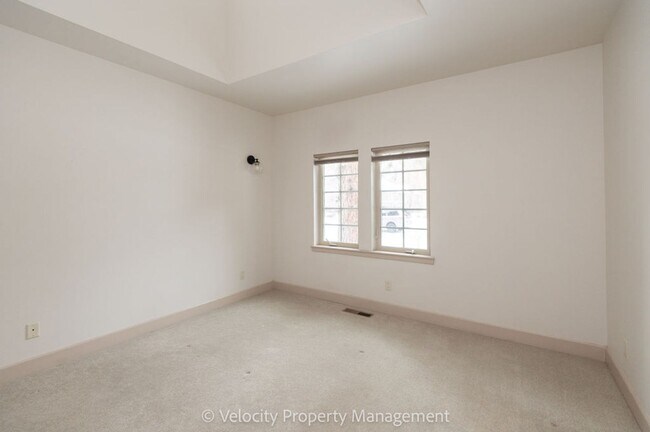 Building Photo - 2469 NW Sacagawea Ln