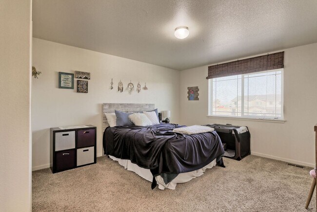 Building Photo - 3 Bedroom 2 1/2 Bath Townhome in Wellington