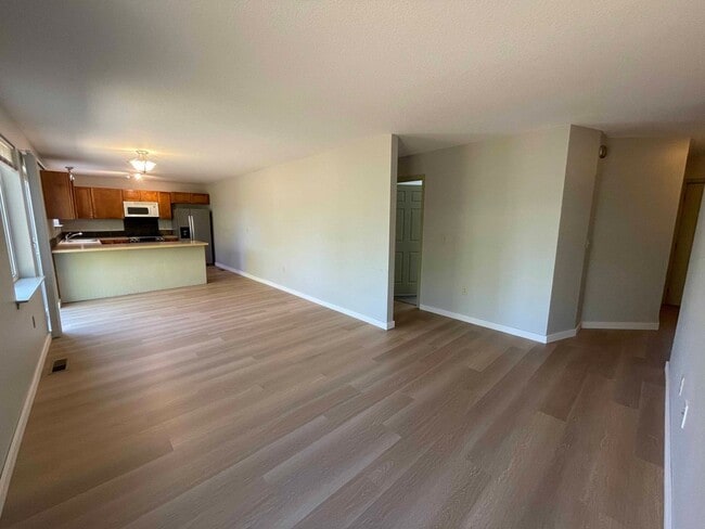 Building Photo - RENT SPECIAL: Great 6 bed, 6 bath Duplex Unit in North Portland with Laundry, Patio