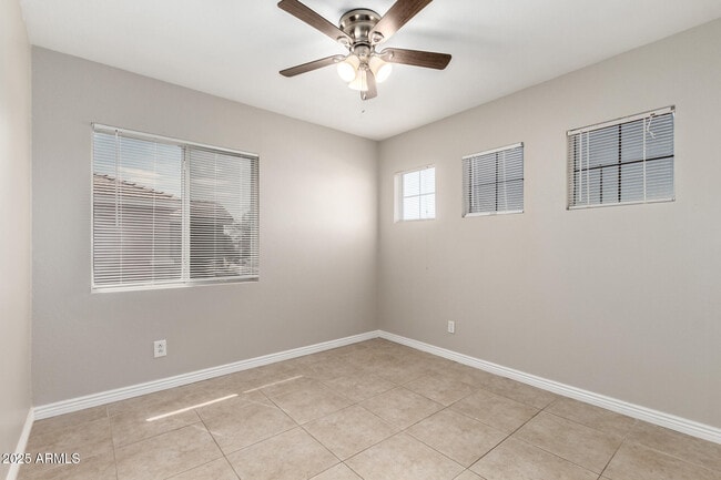Building Photo - 913 W Juanita Ave