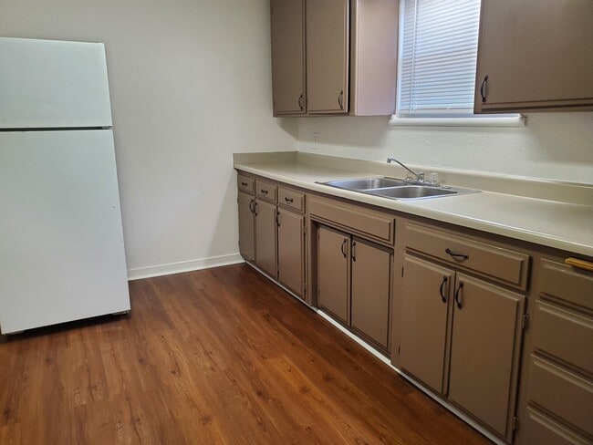 Building Photo - 430 Robinson Ave