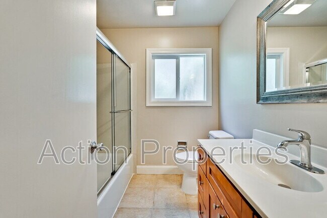 Building Photo - 4545 Moorpark Ave