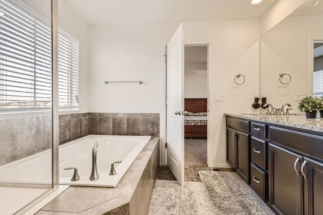 Building Photo - **** SPECIAL OFFER: 1 Month Rent FREE, if lease by July 1st week ****** Beautiful 4 bed, 4 bath h...