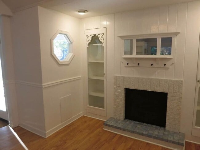 Building Photo - Quaint Cottage Feel Waterfront Home