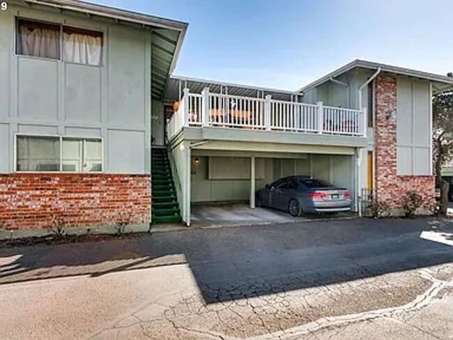 Building Photo - Top-Floor Gem – 2 Bed, 2 Full Bath, W/D, AC