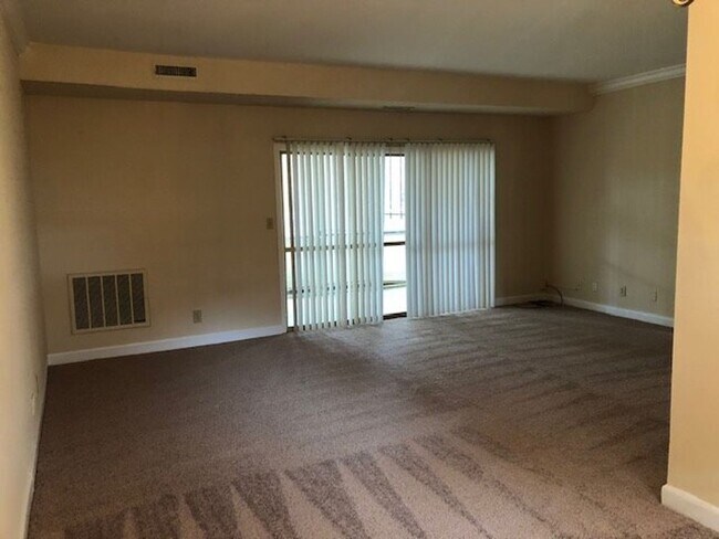 Building Photo - Nice 2BR/1.5BA Condo with golf course view!!