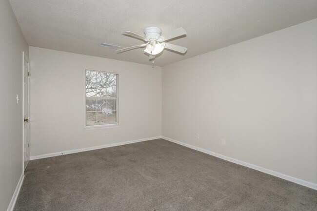 Building Photo - 4696 Crestfield Rd