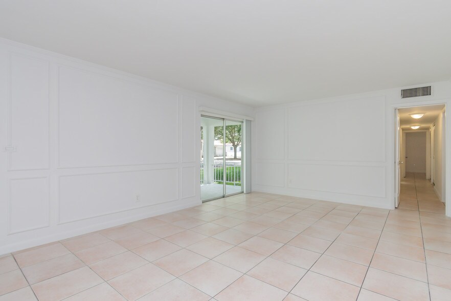 Living Room - 3912 Ponce de Leon Blvd
