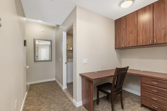 Building Photo - 780 E Palm Canyon Dr