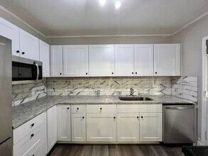 Building Photo - Freshly Painted Elizabeth Condo